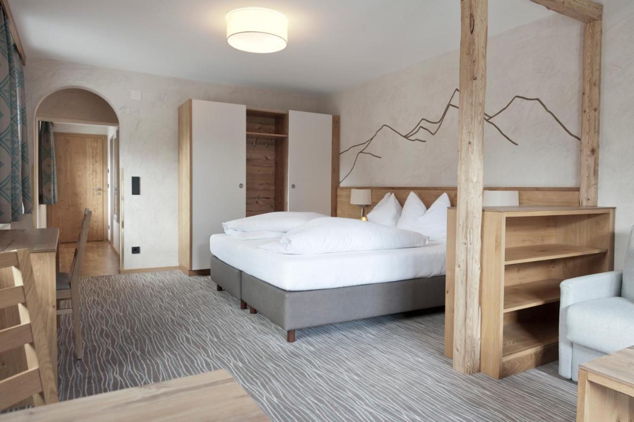 Hotel Mozart Landeck Bagian luar foto