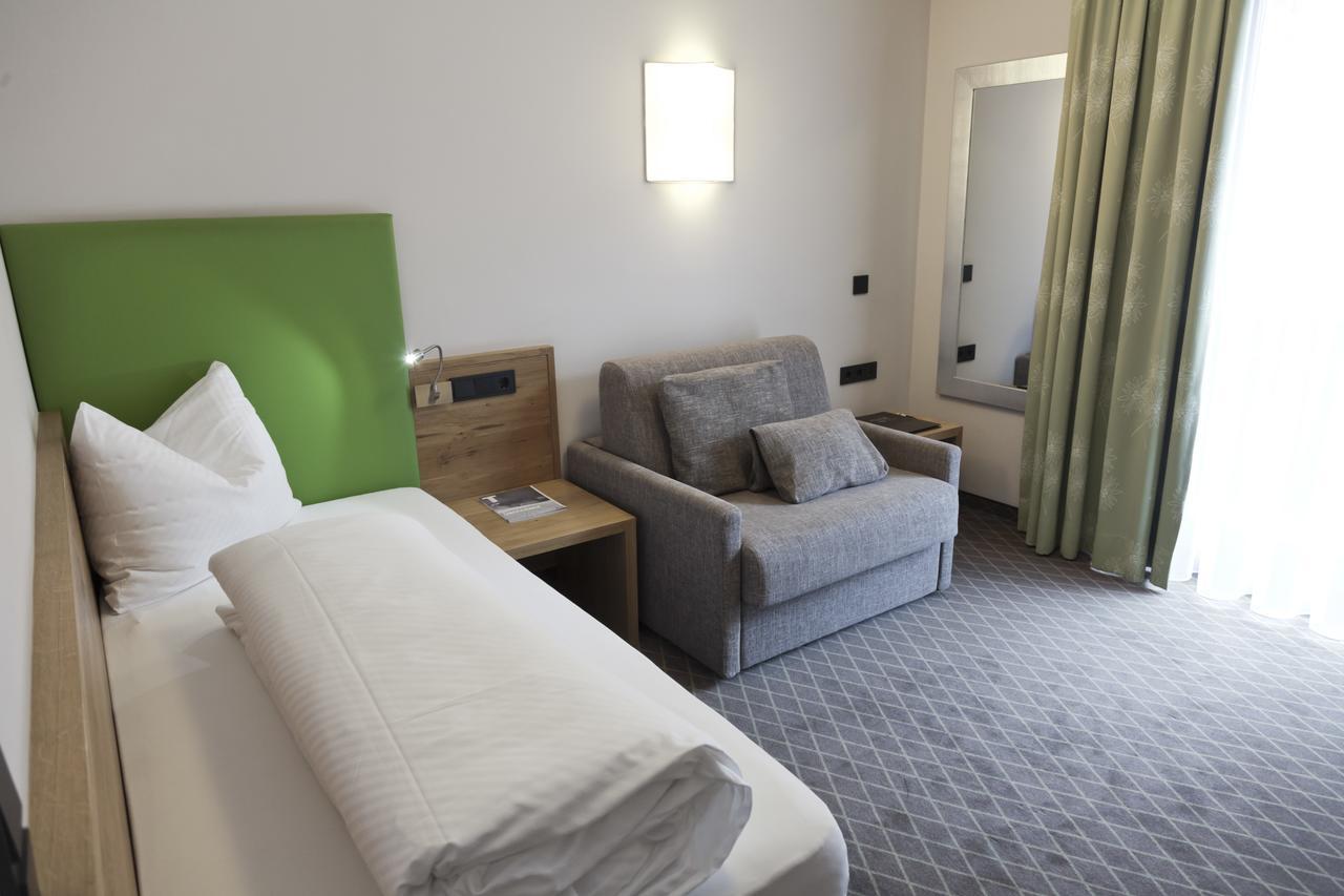 Hotel Mozart Landeck Bagian luar foto
