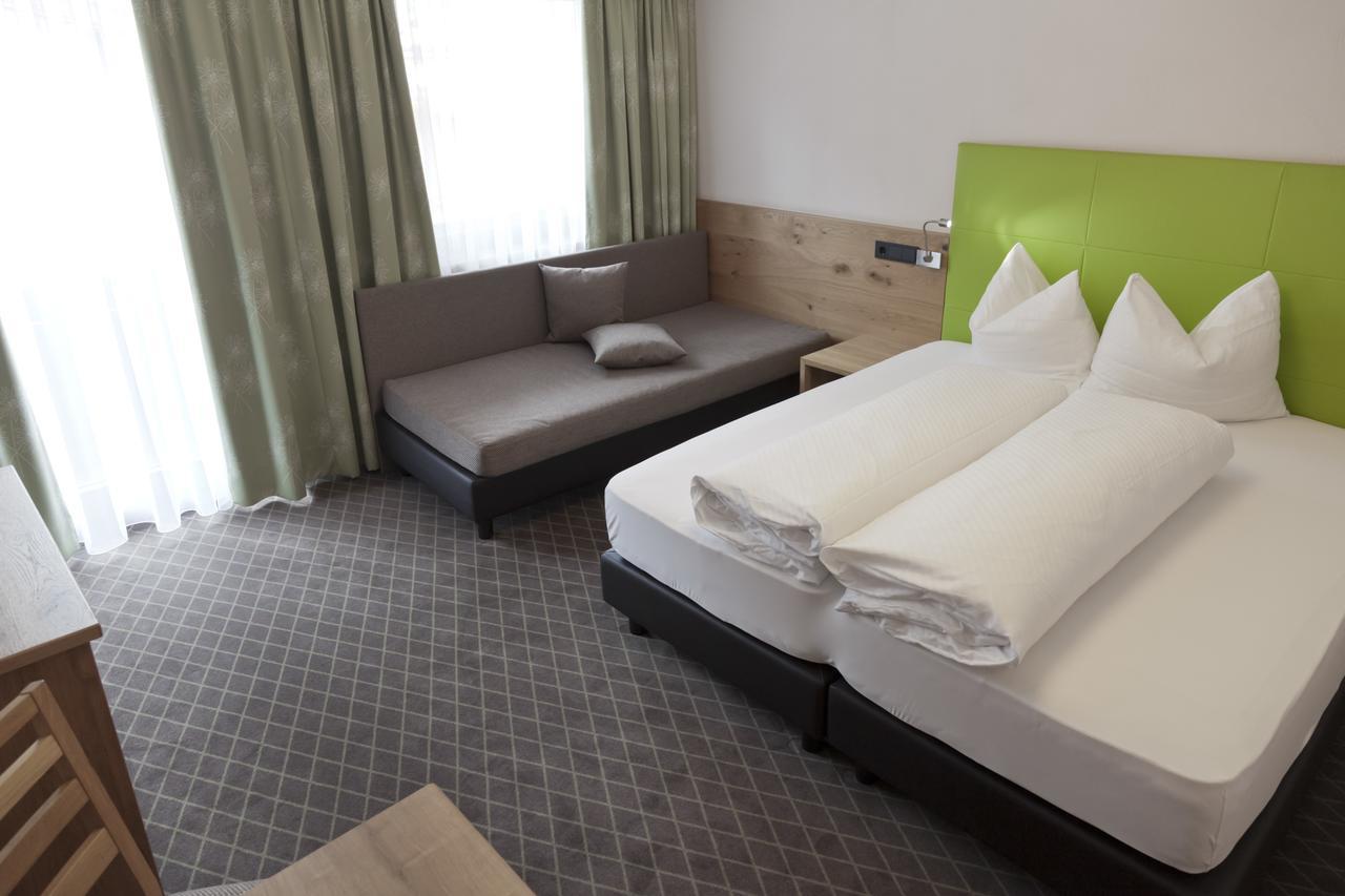 Hotel Mozart Landeck Bagian luar foto